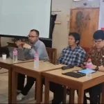 Alfa J. Liando, Sekretaris JIPS selaku narasumber saat memaparkan materi pada Sosialisasi Pengawasan Masa Tenang, Pemungutan, dan Penghitungan Suara: Bersama JIPS Kawal Pilkada Sulut 2024,' di Rusty Coffee Eatery, Jumat, 22 November 2024.
