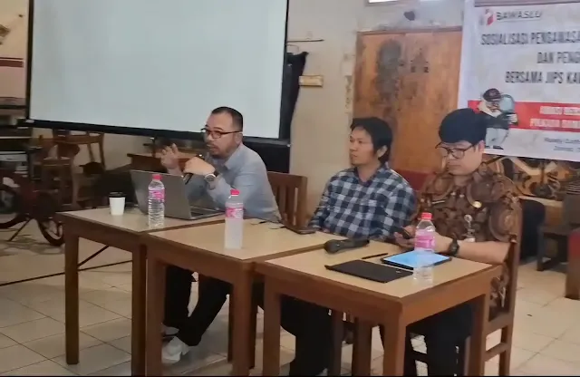 Alfa J. Liando, Sekretaris JIPS selaku narasumber saat memaparkan materi pada Sosialisasi Pengawasan Masa Tenang, Pemungutan, dan Penghitungan Suara: Bersama JIPS Kawal Pilkada Sulut 2024,' di Rusty Coffee Eatery, Jumat, 22 November 2024.
