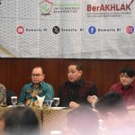 Anggota Bawaslu Herwyn JH Malonda saat memberikan arahan sekaligus membuka Pelatihan Jurnalistik Bagi Bawaslu Kabupaten/Kota Kelas ke-5 di Semarang, Sabtu (16/11/2024). (foto : dok bawaslu)
