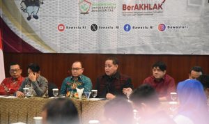 Anggota Bawaslu Herwyn JH Malonda saat memberikan arahan sekaligus membuka Pelatihan Jurnalistik Bagi Bawaslu Kabupaten/Kota Kelas ke-5 di Semarang, Sabtu (16/11/2024). (foto : dok bawaslu)