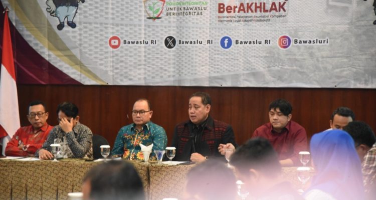 Anggota Bawaslu Herwyn JH Malonda saat memberikan arahan sekaligus membuka Pelatihan Jurnalistik Bagi Bawaslu Kabupaten/Kota Kelas ke-5 di Semarang, Sabtu (16/11/2024). (foto : dok bawaslu)