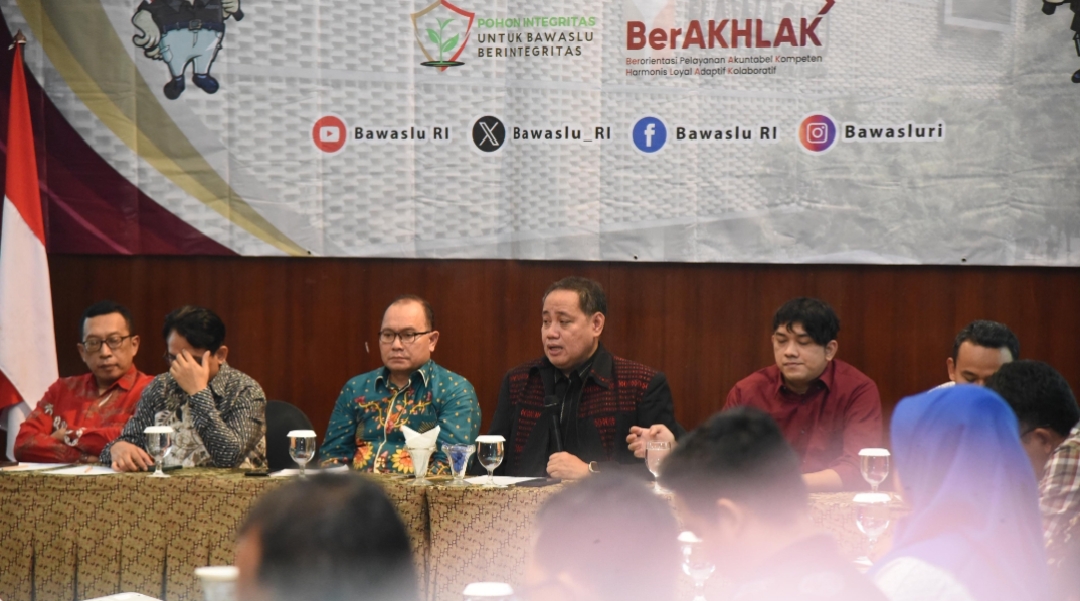 Anggota Bawaslu Herwyn JH Malonda saat memberikan arahan sekaligus membuka Pelatihan Jurnalistik Bagi Bawaslu Kabupaten/Kota Kelas ke-5 di Semarang, Sabtu (16/11/2024). (foto : dok bawaslu)