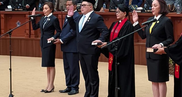 Pelantikan dan pengambilan sumpah janji pimpinan DPRD Sulut, Rabu (20/11/2024). (foto : istimewa)