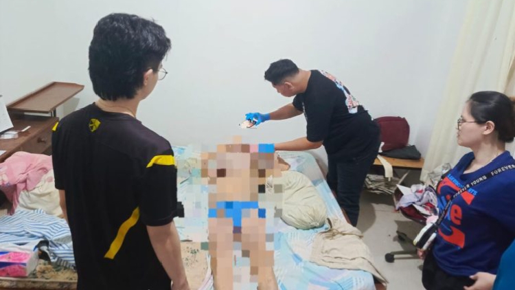 Korban Renny Iwan Lahu (64) ditemukan tak bernyawa di atas tempat tidur rumahnya, (foto : ist)