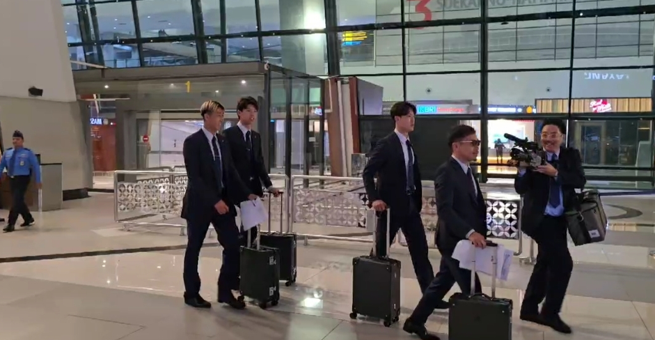 Timnas Jepang tiba di Indonesia setelah mendarat di Bandara Soekarno-Hatta, foto : (beritasatu/wahroni)