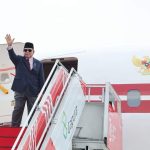 Presiden Indonesia Prabowo Subianto melambaikan tangan sebelum take off dengan pesawat kepresidenan, Halim Perdanakusuma, (8/11/2024). foto (fb//prabowo subianto)