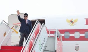 Presiden Indonesia Prabowo Subianto melambaikan tangan sebelum take off dengan pesawat kepresidenan, Halim Perdanakusuma, (8/11/2024). foto (fb//prabowo subianto)
