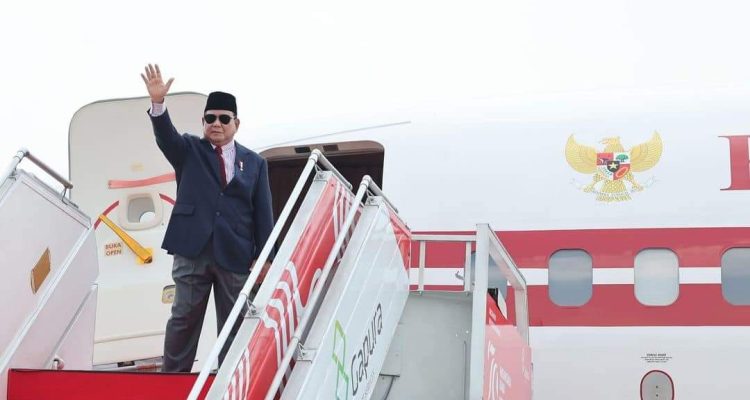 Presiden Indonesia Prabowo Subianto melambaikan tangan sebelum take off dengan pesawat kepresidenan, Halim Perdanakusuma, (8/11/2024). foto (fb//prabowo subianto)