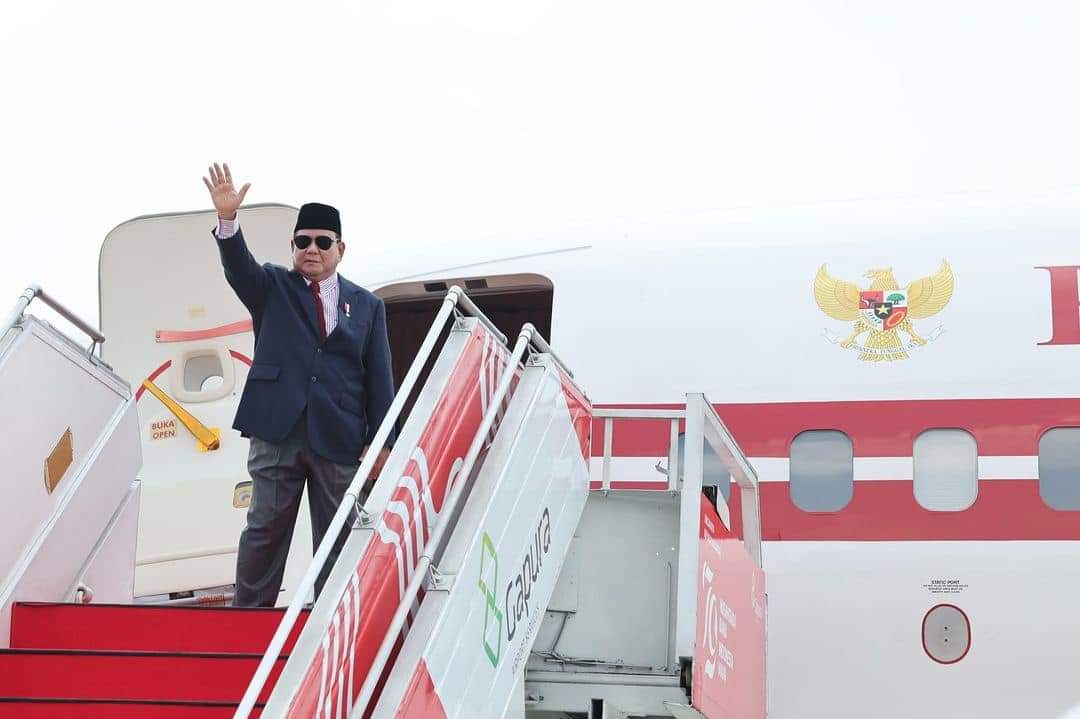 Presiden Indonesia Prabowo Subianto melambaikan tangan sebelum take off dengan pesawat kepresidenan, Halim Perdanakusuma, (8/11/2024). foto (fb//prabowo subianto)