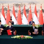 Presiden Republik Indonesia Prabowo Subianto bersama Presiden Republik Rakyat Tiongkok (RRT) Xi Jinping menyaksikan penandatanganan sejumlah kesepakatan kerja sama antara Indonesia dan Tiongkok. foto (BPMI Setpres)