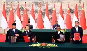 Presiden Republik Indonesia Prabowo Subianto bersama Presiden Republik Rakyat Tiongkok (RRT) Xi Jinping menyaksikan penandatanganan sejumlah kesepakatan kerja sama antara Indonesia dan Tiongkok. foto (BPMI Setpres)