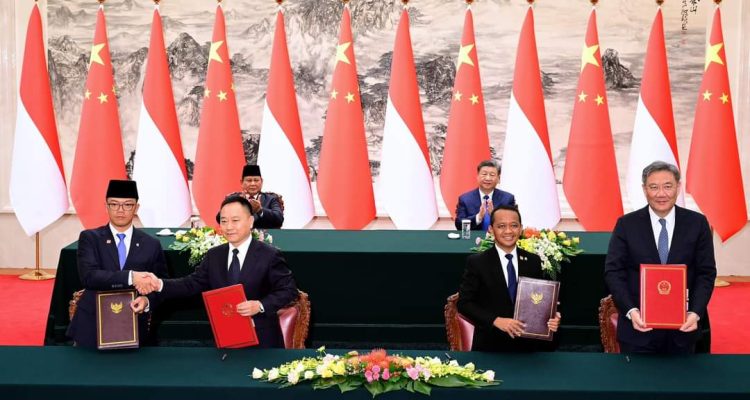 Presiden Republik Indonesia Prabowo Subianto bersama Presiden Republik Rakyat Tiongkok (RRT) Xi Jinping menyaksikan penandatanganan sejumlah kesepakatan kerja sama antara Indonesia dan Tiongkok. foto (BPMI Setpres)