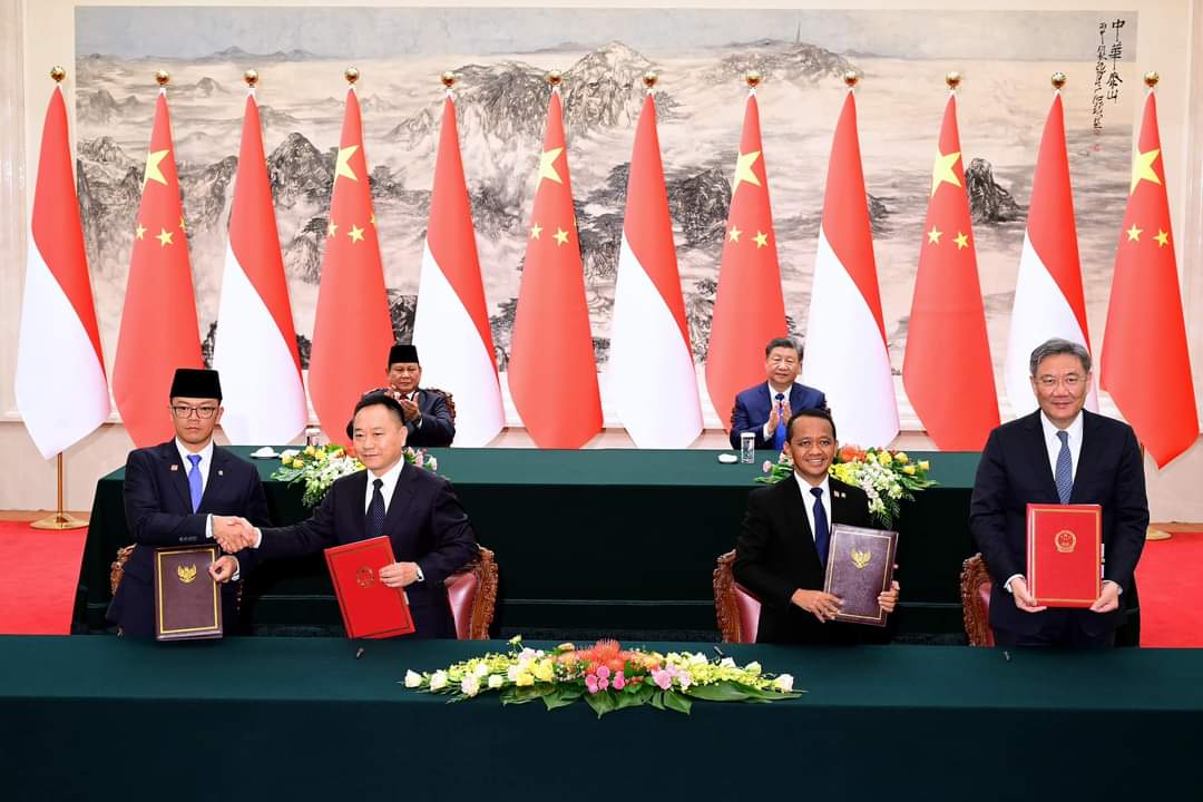 Presiden Republik Indonesia Prabowo Subianto bersama Presiden Republik Rakyat Tiongkok (RRT) Xi Jinping menyaksikan penandatanganan sejumlah kesepakatan kerja sama antara Indonesia dan Tiongkok. foto (BPMI Setpres)