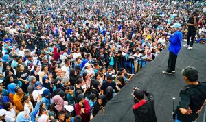 Hamdan Datunsolang sedang menyampaikan orasinya di hadapan puluhan ribu pendukung, (foto : ist)