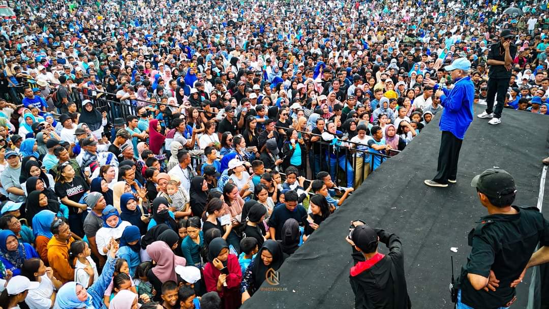 Hamdan Datunsolang sedang menyampaikan orasinya di hadapan puluhan ribu pendukung, (foto : ist)