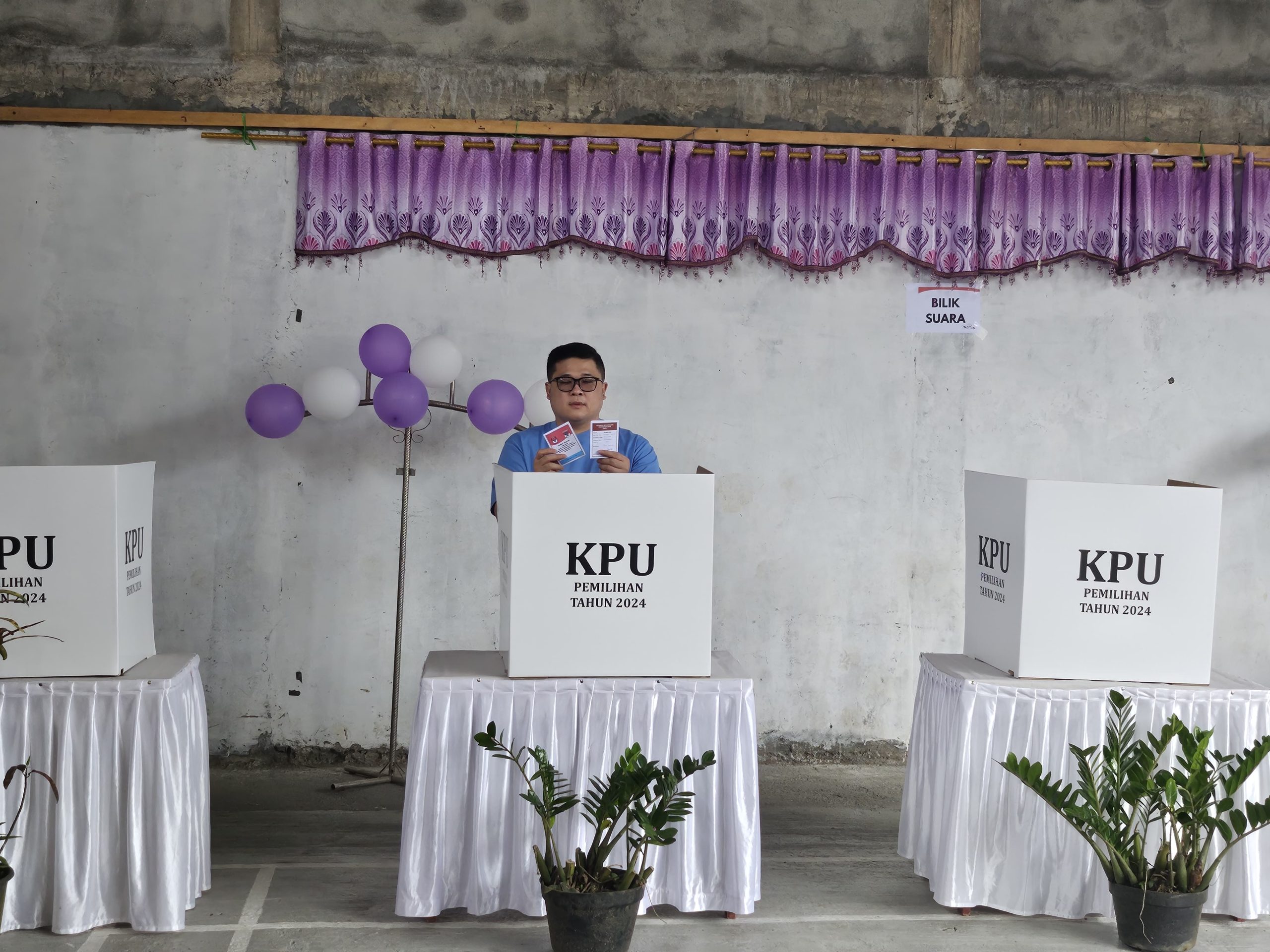 Billy Lombok saat menyalurkan hak pilihnya di Tempat Pemungutan Suara (TPS) 02 Desa Kumelembuai, Kecamatan Kumelembuai, Kabupaten Minahasa Selatan (Minsel) Rabu, (27/11/2024).