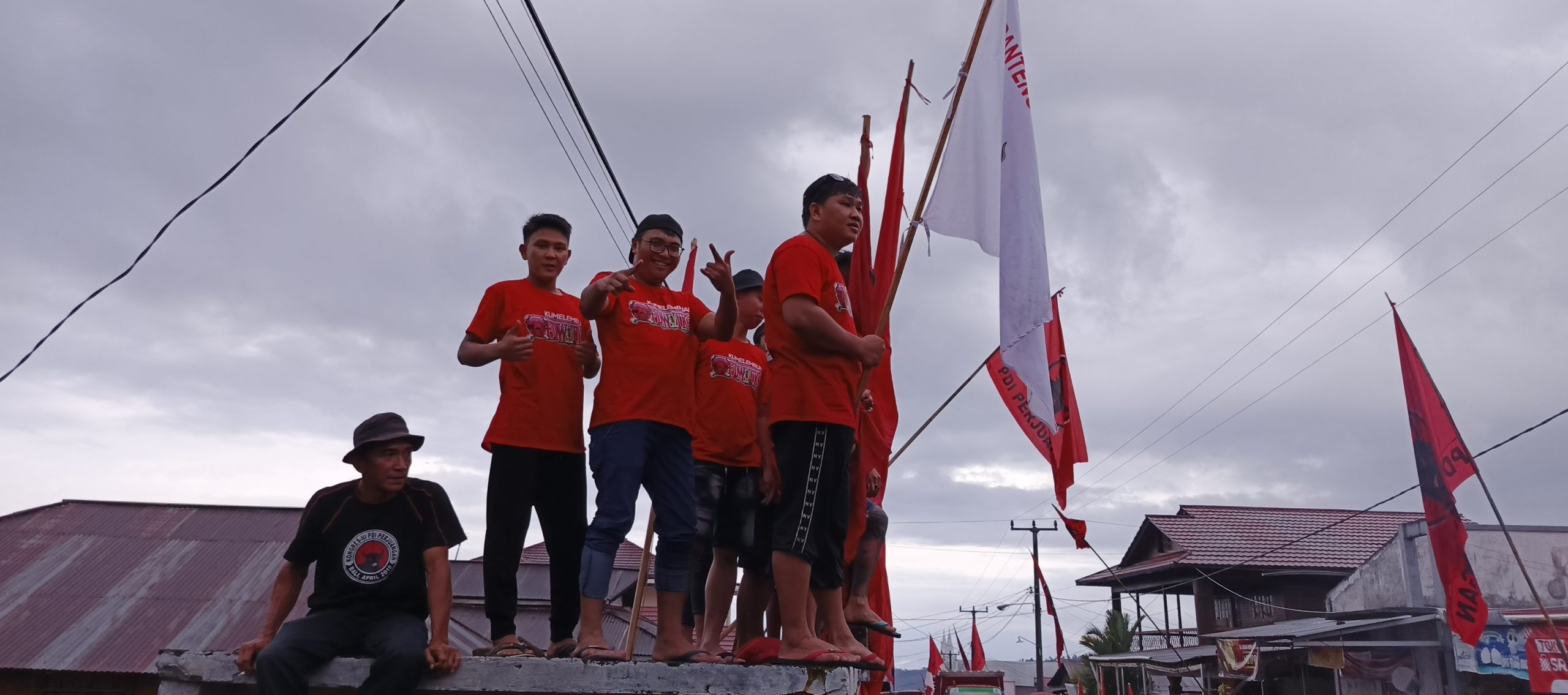Relawan Milenial FDW-TK Kecamatan Kumelembuai Saat Kampanye, foto (mediaalternatif)