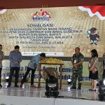 Pembukaan Sosialisasi ditandai dengan pemukulan gong oleh Kordiv Penanganan Pelanggaran Data Dan Informasi Zulkifli Densi, (foto : mediaalternatif)