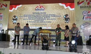 Pembukaan Sosialisasi ditandai dengan pemukulan gong oleh Kordiv Penanganan Pelanggaran Data Dan Informasi Zulkifli Densi, (foto : mediaalternatif)