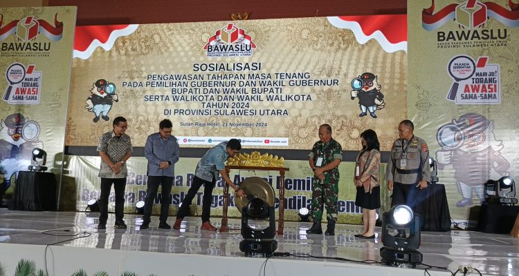 Pembukaan Sosialisasi ditandai dengan pemukulan gong oleh Kordiv Penanganan Pelanggaran Data Dan Informasi Zulkifli Densi, (foto : mediaalternatif)