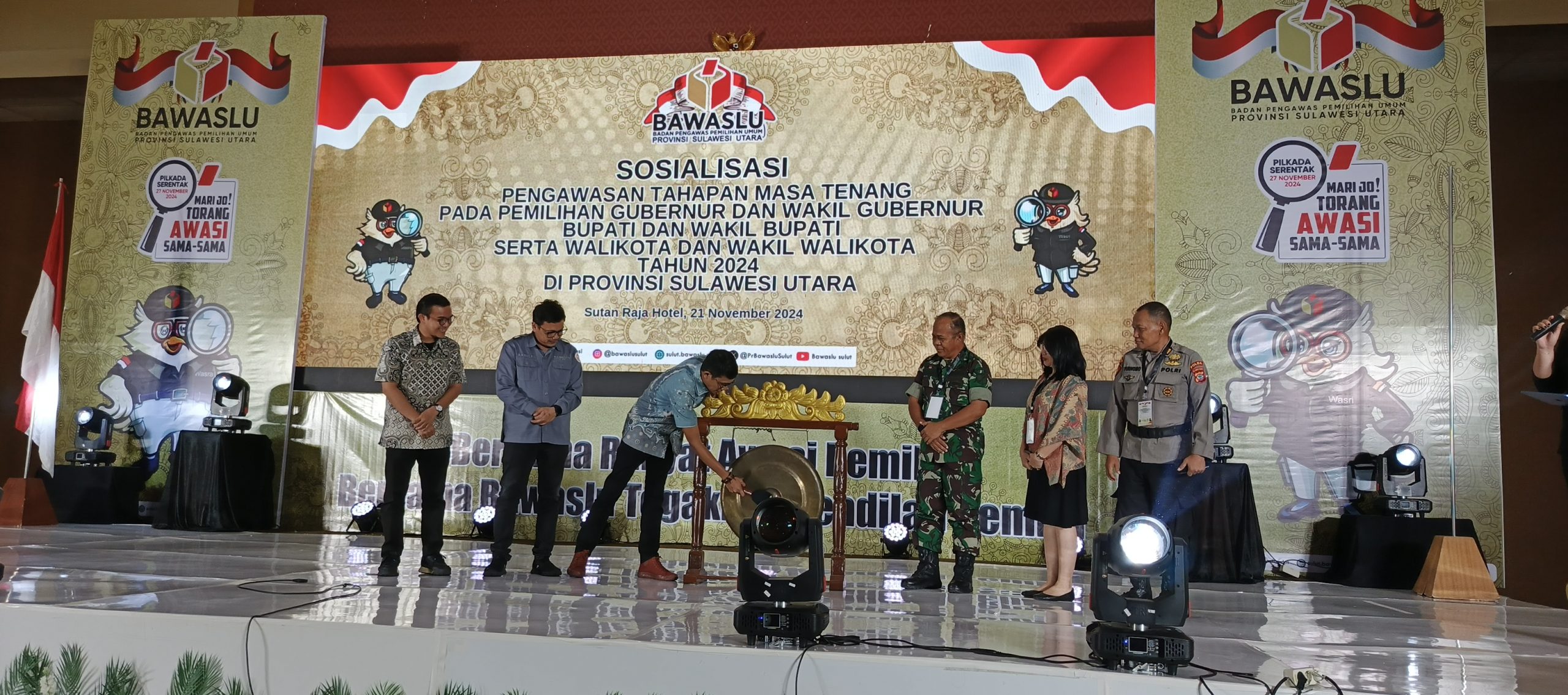 Pembukaan Sosialisasi ditandai dengan pemukulan gong oleh Kordiv Penanganan Pelanggaran Data Dan Informasi Zulkifli Densi, (foto : mediaalternatif)