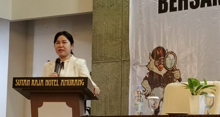 Ketua Bawaslu Minsel Eva JG Keintjem, MAP, M.Pd saat membuka Rakor di Ballroom Sutan Raja Hotel Amurang, Minggu (24/11/2024). (foto:mediaalternatif)