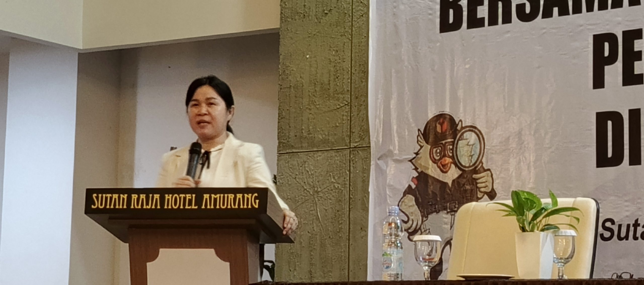 Ketua Bawaslu Minsel Eva JG Keintjem, MAP, M.Pd saat membuka Rakor di Ballroom Sutan Raja Hotel Amurang, Minggu (24/11/2024). (foto:mediaalternatif)