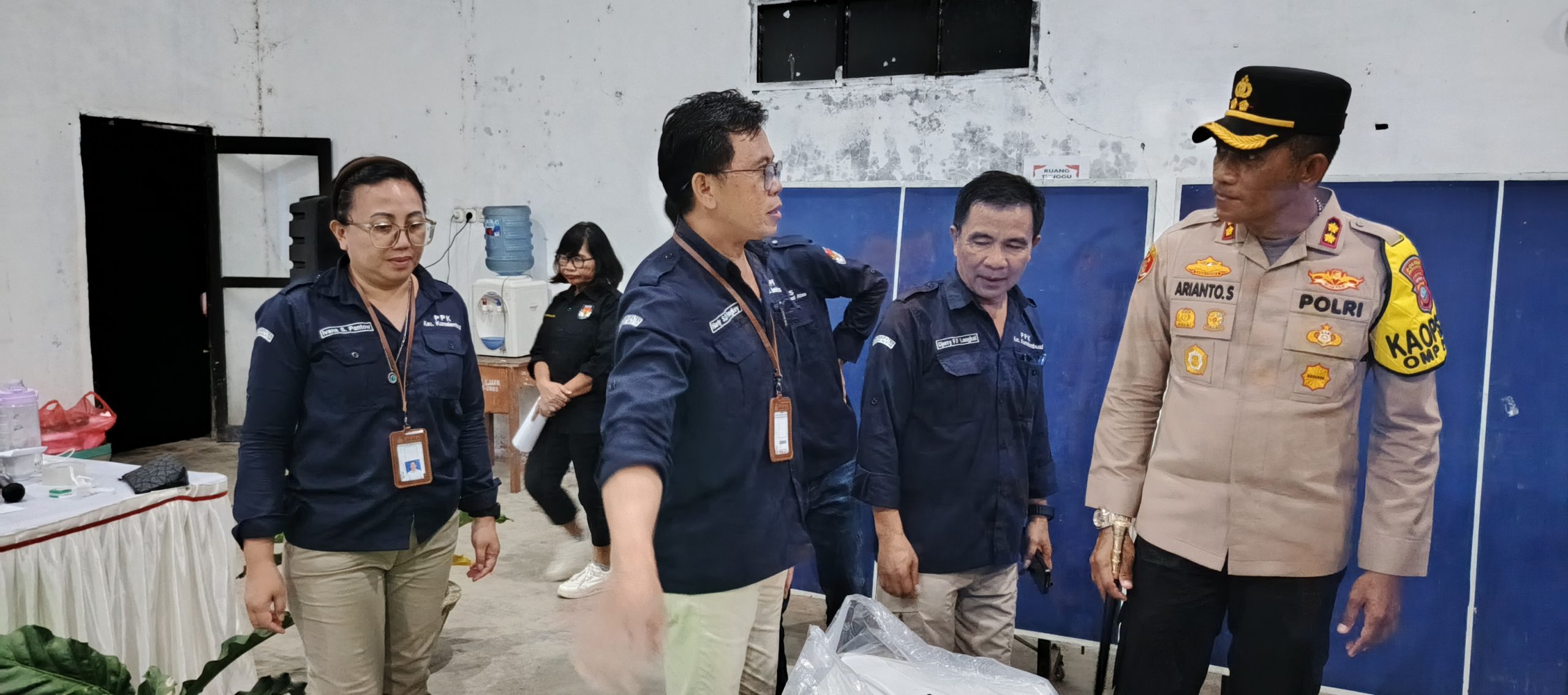 Kapolres Minsel AKBP Arianto Salkery, SH MH saat meninjau Pleno Rekapitulasi di Kecamatan Kumelembuai, Jumat (29/11/2024). (foto:mediaalternatif)