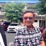 Walikota Bitung, Ir Maurits Mantiri MM (tengah) didampingi Tim Penasihat Hukum (PH) -nya usai pemeriksaan di Polres Bitung, Kamis (14/11/2024). (Foto: Istimewa)