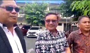 Walikota Bitung, Ir Maurits Mantiri MM (tengah) didampingi Tim Penasihat Hukum (PH) -nya usai pemeriksaan di Polres Bitung, Kamis (14/11/2024). (Foto: Istimewa)