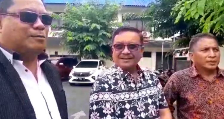 Walikota Bitung, Ir Maurits Mantiri MM (tengah) didampingi Tim Penasihat Hukum (PH) -nya usai pemeriksaan di Polres Bitung, Kamis (14/11/2024). (Foto: Istimewa)