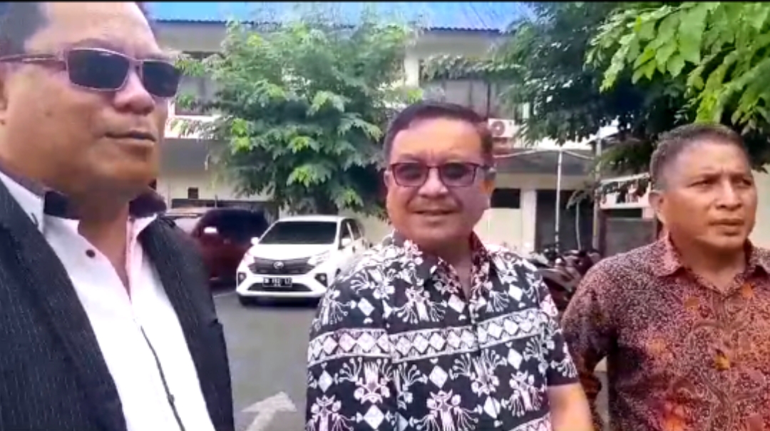 Walikota Bitung, Ir Maurits Mantiri MM (tengah) didampingi Tim Penasihat Hukum (PH) -nya usai pemeriksaan di Polres Bitung, Kamis (14/11/2024). (Foto: Istimewa)