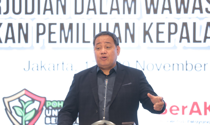 Anggota Bawaslu Herwyn JH Malonda dalam Sosialisasi Pencegahan Penyalahgunaan Narkotika dan Tindak Perjudian dalam Wawasan Kebangsaan Serta Upaya mewujudkan Pemilihan Kepala Daerah yang Berintegritas pada Senin (18/11/2024). (foto : istimewa)