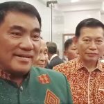 Yulius Selvanus didampingi Victor Mailangkay saat diwawancarai wartawan usai perayaan Ibadah Natal Kerukunan Keluarga Toraja (KKT), Minggu (26/01/2025). (foto : istimewa)