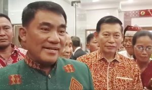 Yulius Selvanus didampingi Victor Mailangkay saat diwawancarai wartawan usai perayaan Ibadah Natal Kerukunan Keluarga Toraja (KKT), Minggu (26/01/2025). (foto : istimewa)