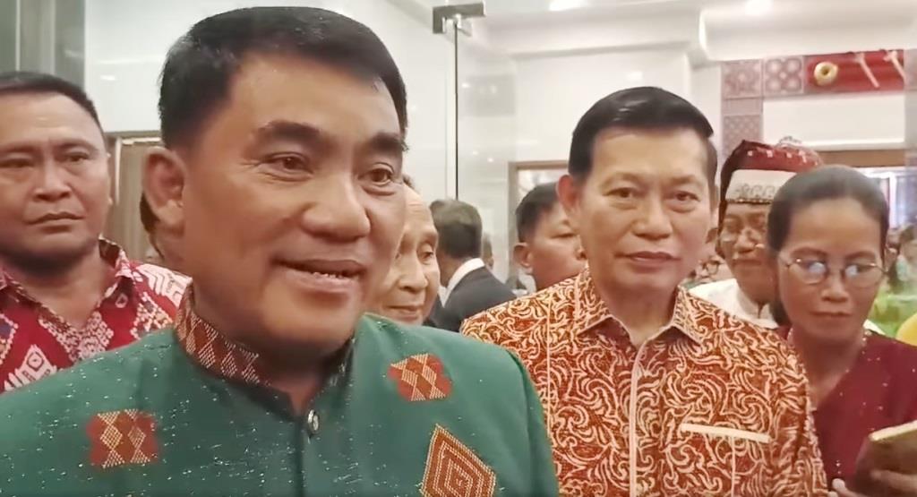 Yulius Selvanus didampingi Victor Mailangkay saat diwawancarai wartawan usai perayaan Ibadah Natal Kerukunan Keluarga Toraja (KKT), Minggu (26/01/2025). (foto : istimewa)