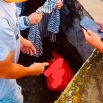 Warga saat menemukan bayi di selokan, (foto : ist)