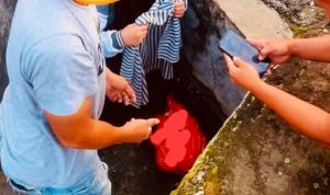 Warga saat menemukan bayi di selokan, (foto : ist)