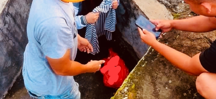Warga saat menemukan bayi di selokan, (foto : ist)