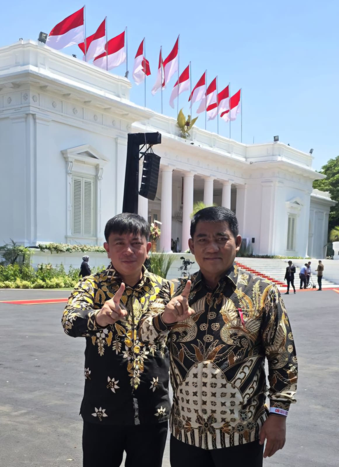 Gubernur terpilih Yulius Selvanus bersama Sekretaris DPD Gerindra Sulut Harvani Boky