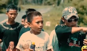 Mohammad Zaki Rizki (Zaki) kaos putih, Andi Mohamad (Daeng Anpes) kaos hitam mengenakan kacamata, (foto : istimewa)