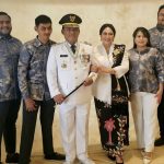 Gubernur terpilih Sulut, Yulius Selvanus memakai baju dinas dalam sesi foto bersama keluarga sebelum menjalani pelantikan kepala daerah, (foto : ist)