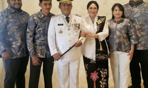 Gubernur terpilih Sulut, Yulius Selvanus memakai baju dinas dalam sesi foto bersama keluarga sebelum menjalani pelantikan kepala daerah, (foto : ist)