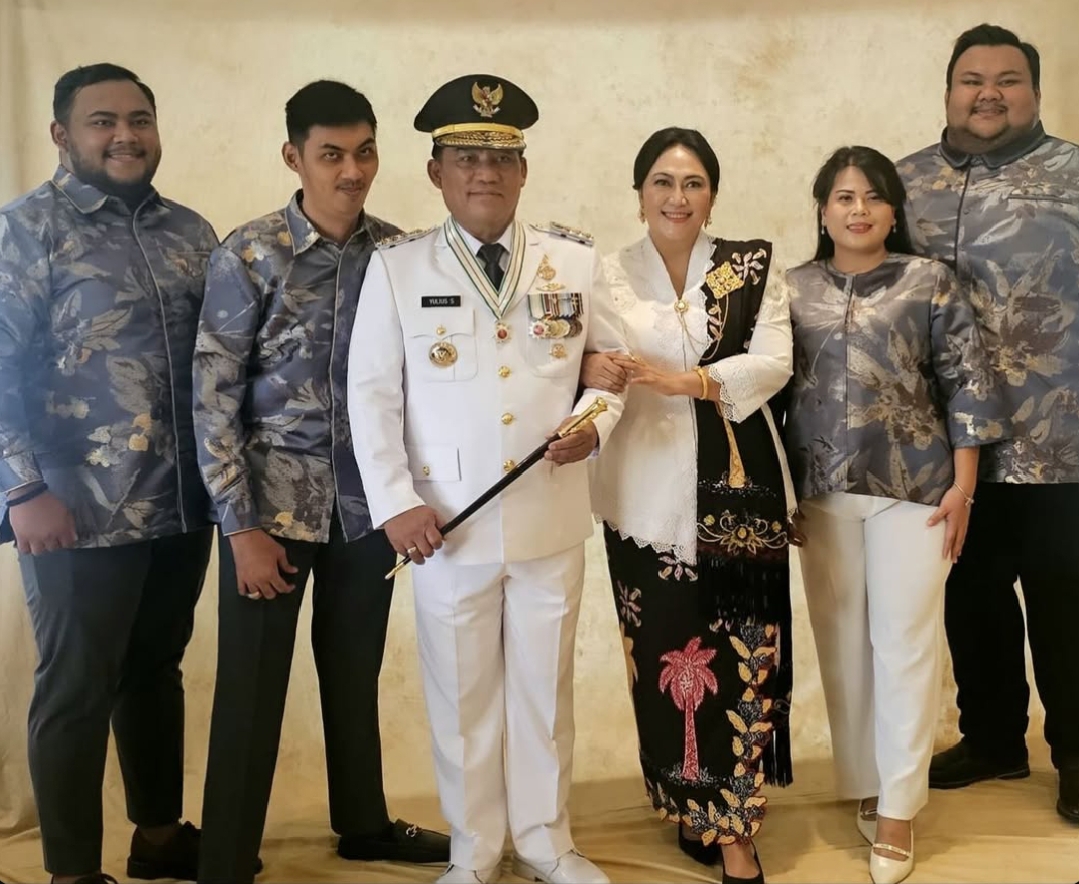 Gubernur terpilih Sulut, Yulius Selvanus memakai baju dinas dalam sesi foto bersama keluarga sebelum menjalani pelantikan kepala daerah, (foto : ist)