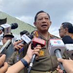 Mendagri Tito Karnavian memberi keterangan pers terkait retret kepala daerah di Akmil, Magelang, Jawa Tengah, Sabtu (22/2/2025). (foto : Beritasatu.com)