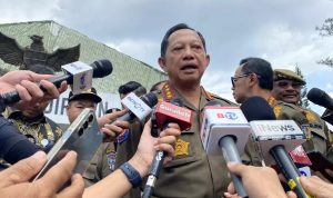 Mendagri Tito Karnavian memberi keterangan pers terkait retret kepala daerah di Akmil, Magelang, Jawa Tengah, Sabtu (22/2/2025). (foto : Beritasatu.com)