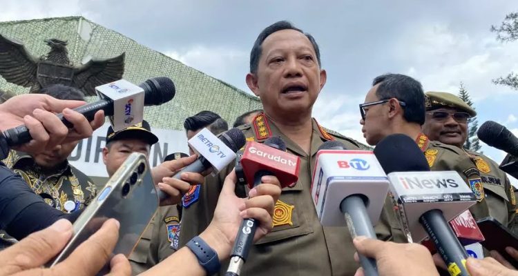 Mendagri Tito Karnavian memberi keterangan pers terkait retret kepala daerah di Akmil, Magelang, Jawa Tengah, Sabtu (22/2/2025). (foto : Beritasatu.com)