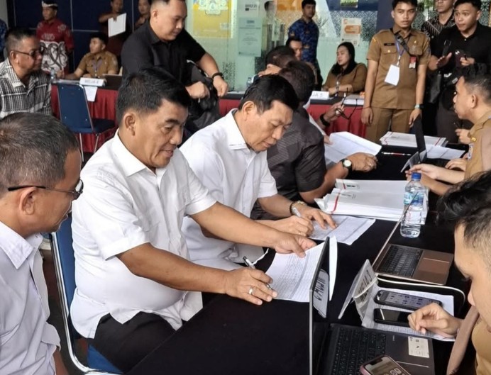 Gubernur dan Wagub terpilih YSK - VM saat melakukan registrasi di Kementerian Dalam Negeri RI, Senin (17/2/2025), (foto : istimewa)