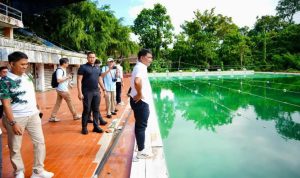 Gubernur Yulius Selvanus saat meninjau langsung fasilitas olahraga di Koni Manado, (foto : dok pribadi Gubernur)