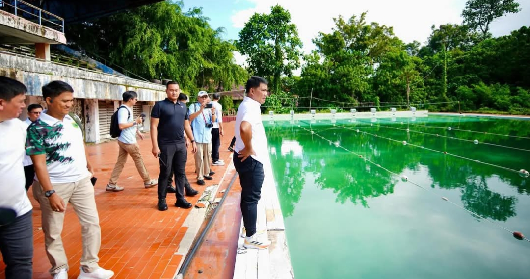 Gubernur Yulius Selvanus saat meninjau langsung fasilitas olahraga di Koni Manado, (foto : dok pribadi Gubernur)